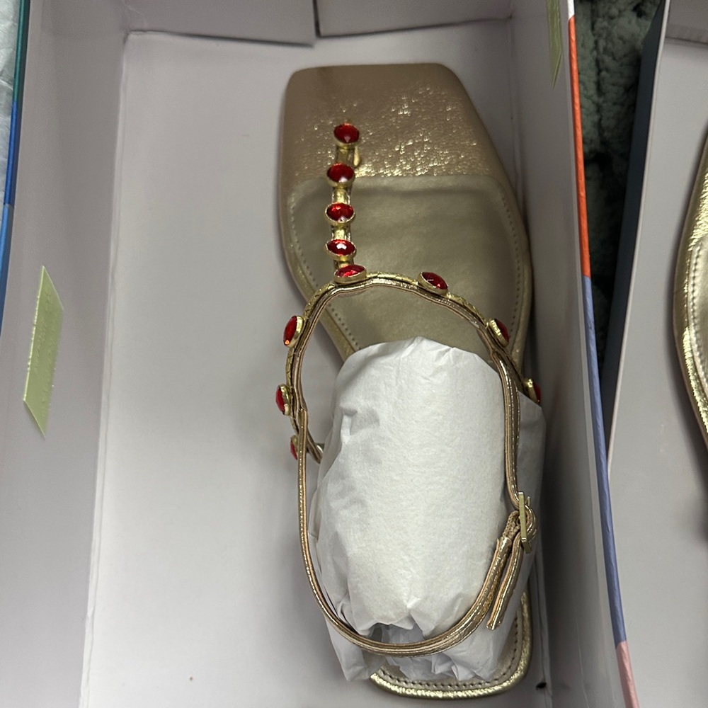 Elegant Gold Sandals with Red Accents - Picture 3 of 5
